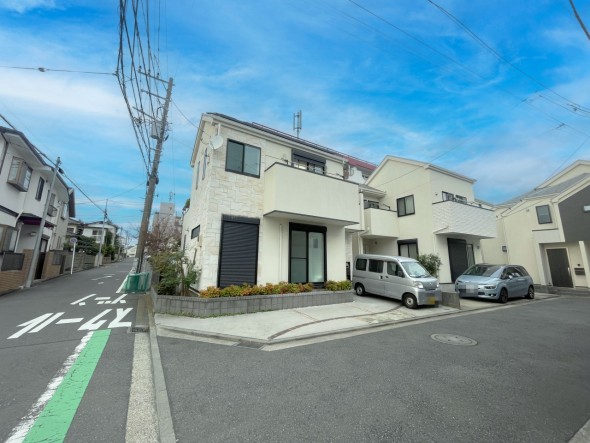 爽やかな青空の下に贅沢なほどに降り注ぐ陽光、豊かな居住性と、クオリティが見事に調和した住空間は、住まうことの喜びを感じさせてくれ