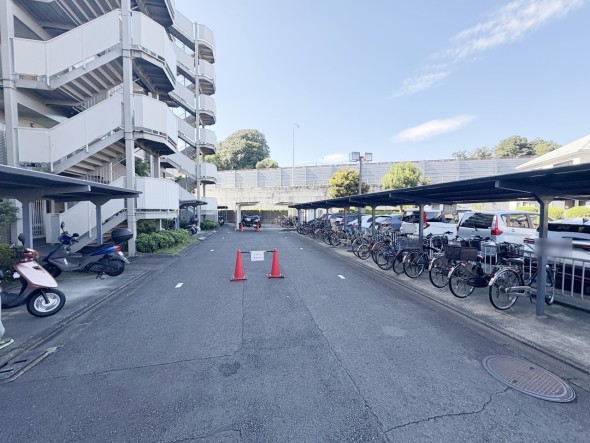 敷地内駐輪場。空き状況等はお気軽にお問い合わせください。