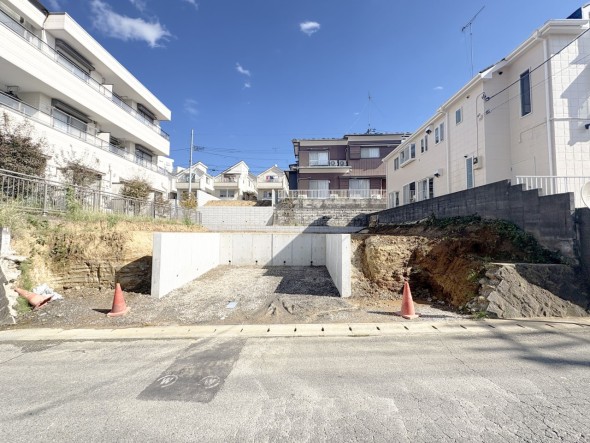 爽やかな青空の下に贅沢なほどに降り注ぐ陽光、豊かな居住性と、クオリティが見事に調和した住空間は、住まうことの喜びを感じさせてくれ