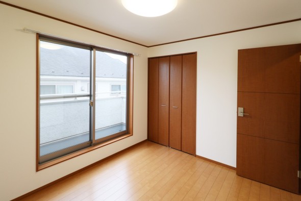 フローリングの部屋は清潔感があり、日々のお掃除も楽で助かりますね！