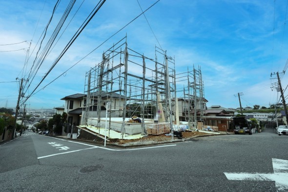 前面道路が広くお車の出し入れもスムーズ