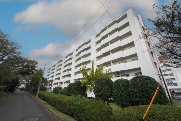 爽やかな青空の下に贅沢なほどに降り注ぐ陽光、豊かな居住性と、クオリティが見事に調和した住空間は、住まうことの喜びを感じさせてくれ