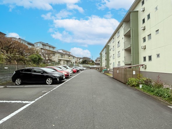 敷地内駐車場もございます。空き状況等はお気軽にお問い合わせください。