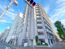 マンション外観。生活利便性に優れた立地環境。