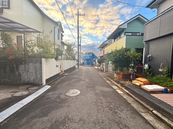 陽当りの良い南側道路。見通しも良く、お子様の登下校時も安心。