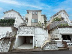 爽やかな青空の下に贅沢なほどに降り注ぐ陽光、豊かな居住性と、クオリティが見事に調和した住空間は、住まうことの喜びを感じさせてくれ