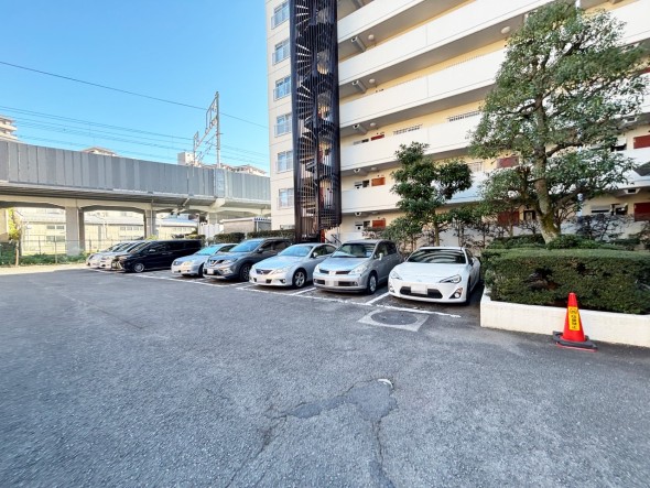 敷地内駐車場もございます。空き状況等はお気軽にお問い合わせください。