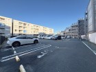 敷地内駐車場がございます。空き状況等に関しましてはお気軽にお問い合わせください。