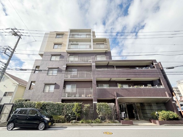 爽やかな青空の下に贅沢なほどに降り注ぐ陽光、豊かな居住性と、クオリティが見事に調和した住空間は、住まうことの喜びを感じさせてくれ