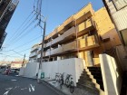 マンション外観。生活利便性に優れた立地環境。