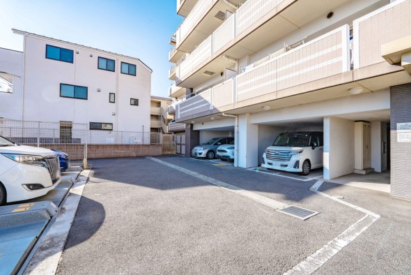 敷地内駐車場がございます。空き状況等に関しましてはお気軽にお問い合わせください。