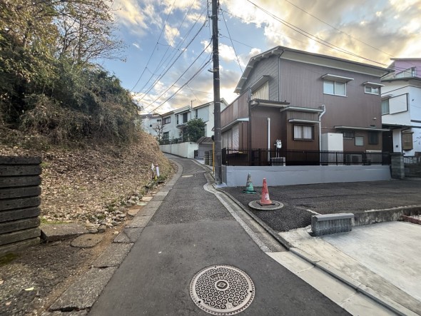 車通りが少ないので騒音やお子様の通学に安心です。