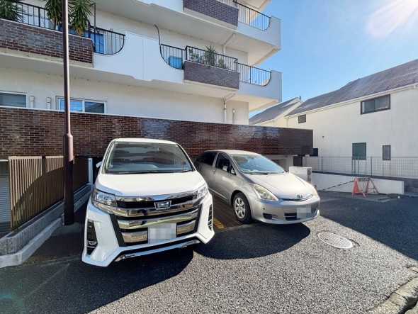 敷地内駐車場もございます。空き状況等はお気軽にお問い合わせください。