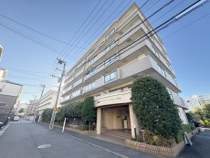 爽やかな青空の下に贅沢なほどに降り注ぐ陽光、豊かな居住性と、クオリティが見事に調和した住空間は、住まうことの喜びを感じさせてくれ