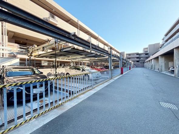 敷地内駐車場がございます。空き状況等に関しましてはお気軽にお問い合わせください。