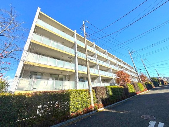 爽やかな青空の下に贅沢なほどに降り注ぐ陽光、豊かな居住性と、クオリティが見事に調和した住空間は、住まうことの喜びを感じさせてくれ