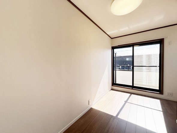 4.9帖。フローリングの部屋は清潔感があり、日々のお掃除も楽で助かります。