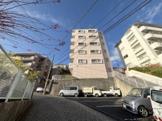 爽やかな青空の下に贅沢なほどに降り注ぐ陽光、豊かな居住性と、クオリティが見事に調和した住空間は、住まうことの喜びを感じさせてくれ