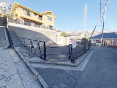 三方角地につき、陽当たり・通風良好！建築条件なしの売地です。お好きなハウスメーカーで建築していただけます。