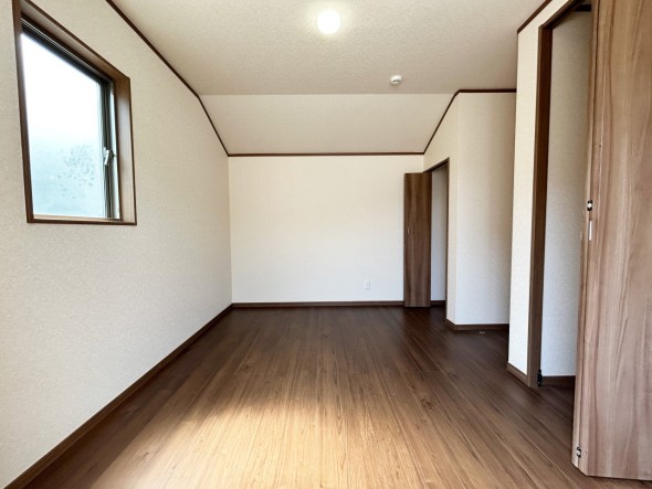 フローリングの部屋は清潔感があり、日々のお掃除も楽で助かりますね！