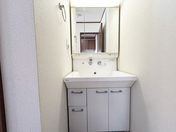 十分な大きさの洗面台は、身だしなみチェックや歯磨きなど、朝の慌ただしい時間でも余裕とゆとりを感じて頂けます。