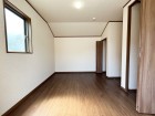 フローリングの部屋は清潔感があり、日々のお掃除も楽で助かりますね！