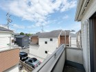 日差しの差し込むバルコニー