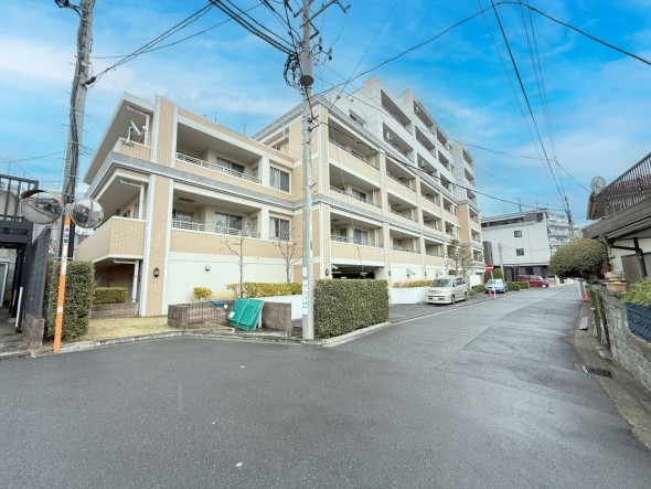 爽やかな青空の下に贅沢なほどに降り注ぐ陽光、豊かな居住性と、クオリティが見事に調和した住空間は、住まうことの喜びを感じさせてくれ