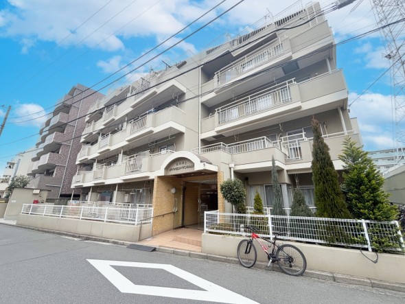 爽やかな青空の下に贅沢なほどに降り注ぐ陽光、豊かな居住性と、クオリティが見事に調和した住空間は、住まうことの喜びを感じさせてくれ