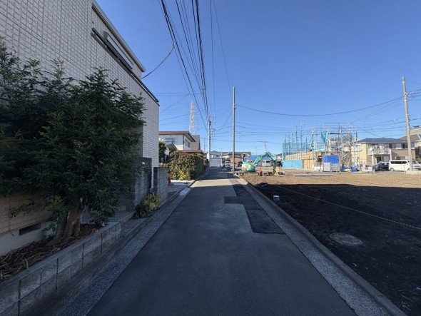 南西側、前面道路含む現地写真