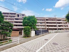 爽やかな青空の下に贅沢なほどに降り注ぐ陽光、豊かな居住性と、クオリティが見事に調和した住空間は、住まうことの喜びを感じさせてくれ