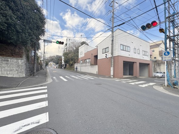 整備された前面道路です。