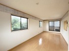 採光のとれた明るいダイニング。