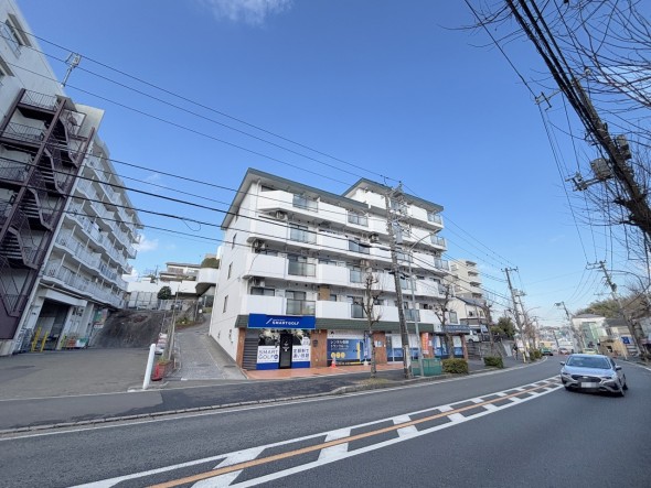 爽やかな青空の下に贅沢なほどに降り注ぐ陽光、豊かな居住性と、クオリティが見事に調和した住空間は、住まうことの喜びを感じさせてくれ