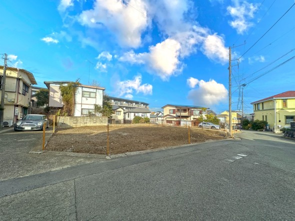 前面道路が広くお車の出し入れもスムーズ