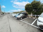 敷地内駐車場がございます。空き状況等に関しましてはお気軽にお問い合わせください。