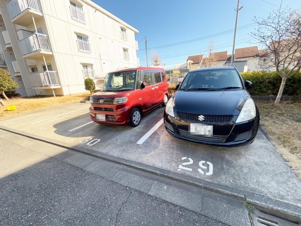 敷地内駐車場がございます。空き状況等に関しましてはお気軽にお問い合わせください。