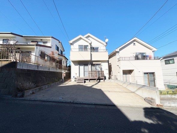 爽やかな青空の下に贅沢なほどに降り注ぐ陽光、豊かな居住性と、クオリティが見事に調和した住空間は、住まうことの喜びを感じさせてくれ