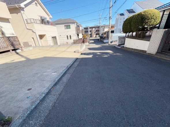 整備された前面道路です。