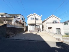 爽やかな青空の下に贅沢なほどに降り注ぐ陽光、豊かな居住性と、クオリティが見事に調和した住空間は、住まうことの喜びを感じさせてくれ