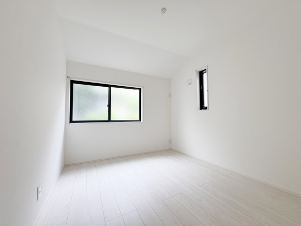 フローリングの部屋は清潔感があり、日々のお掃除も楽で助かりますね！