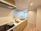 デザイン性と機能性を兼ね備えたキッチンです。リビングスペースとの一体感が生まれ、広々空間を演出してくれます。