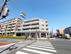 爽やかな青空の下に贅沢なほどに降り注ぐ陽光、豊かな居住性と、クオリティが見事に調和した住空間は、住まうことの喜びを感じさせてくれ