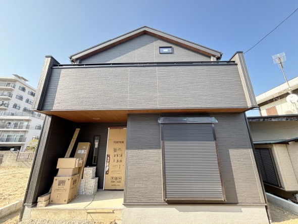 爽やかな青空の下に贅沢なほどに降り注ぐ陽光、豊かな居住性と、クオリティが見事に調和した住空間は、住まうことの喜びを感じさせてくれ