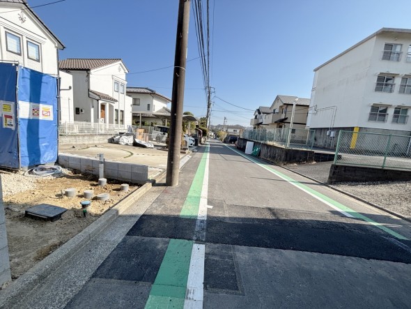 整備された前面道路です。