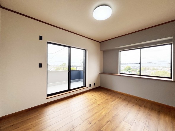 洋室6.5帖。明るくあたたかな居室では、朝の目覚めも気持ちよく起きられます。