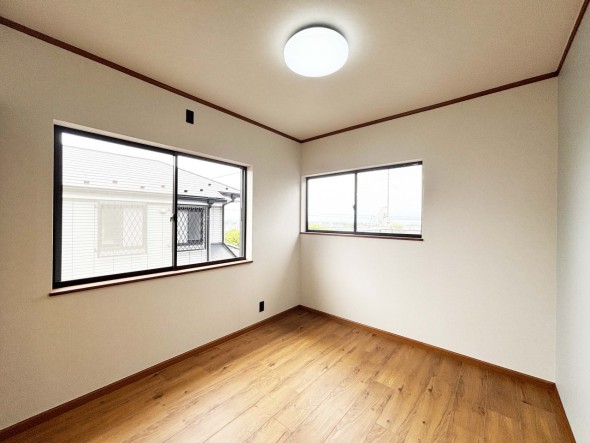 洋室5.4帖。フローリングの部屋は清潔感があり、日々のお掃除も楽で助かります。