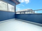 日差しの差し込むバルコニー