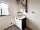 十分な大きさの洗面台は、身だしなみチェックや歯磨きなど、朝の慌ただしい時間でも余裕とゆとりを感じて頂けます。