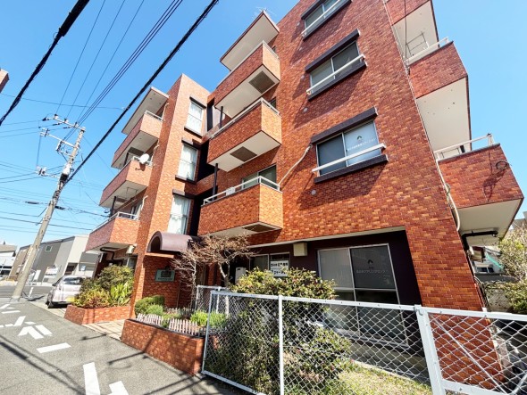 爽やかな青空の下に贅沢なほどに降り注ぐ陽光、豊かな居住性と、クオリティが見事に調和した住空間は、住まうことの喜びを感じさせてくれ